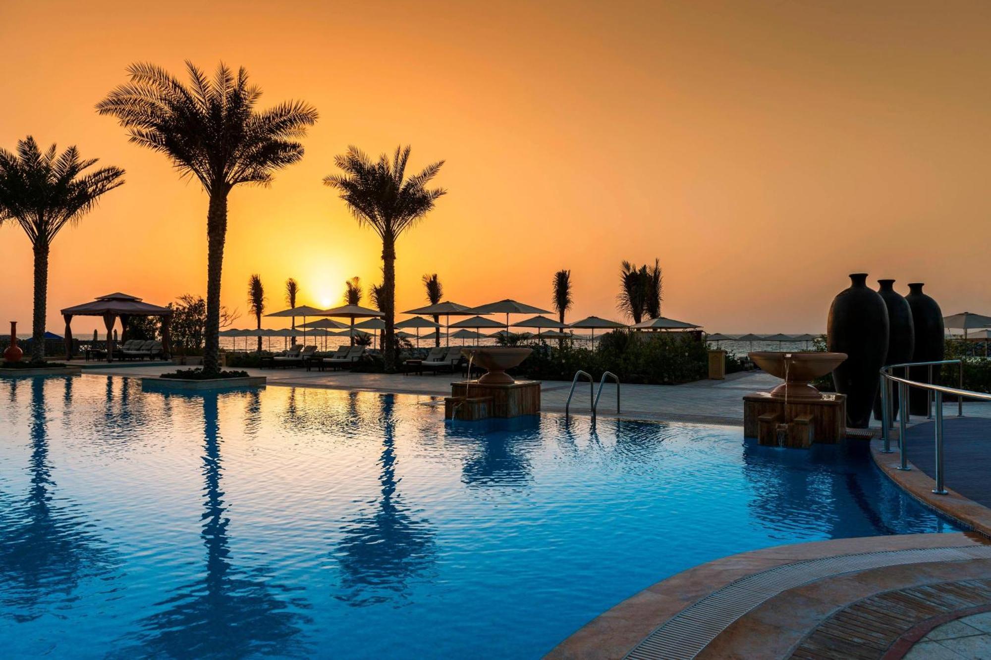 Ajman Saray, A Luxury Collection Resort, Ajman Ngoại thất bức ảnh The pool at the resort