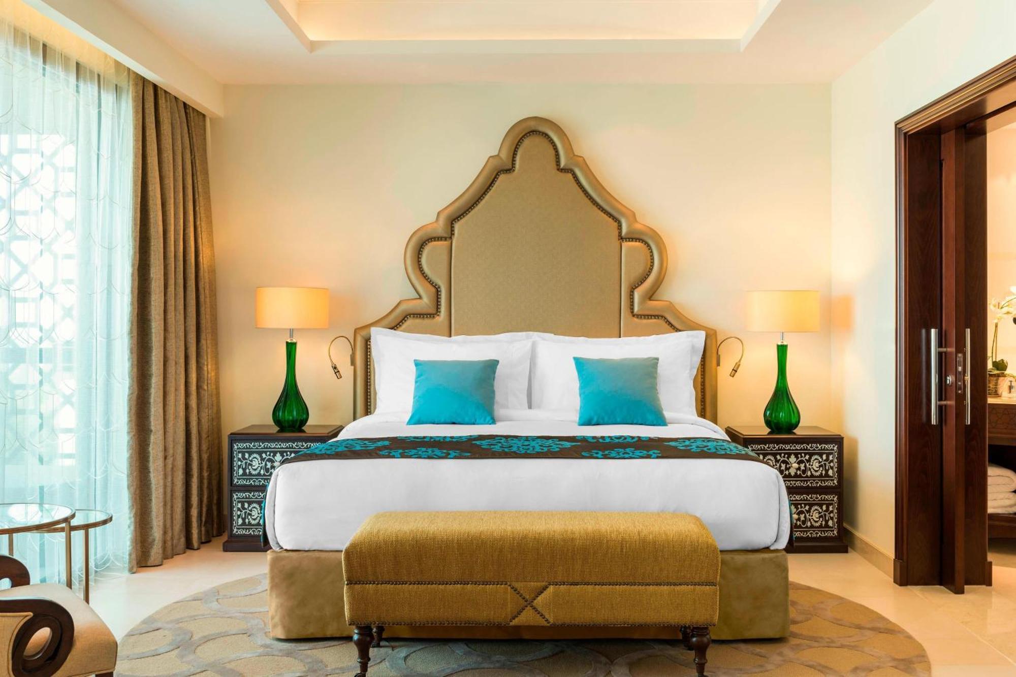 Ajman Saray, A Luxury Collection Resort, Ajman Ngoại thất bức ảnh A bedroom at the Jumeirah Emirates Towers Hotel