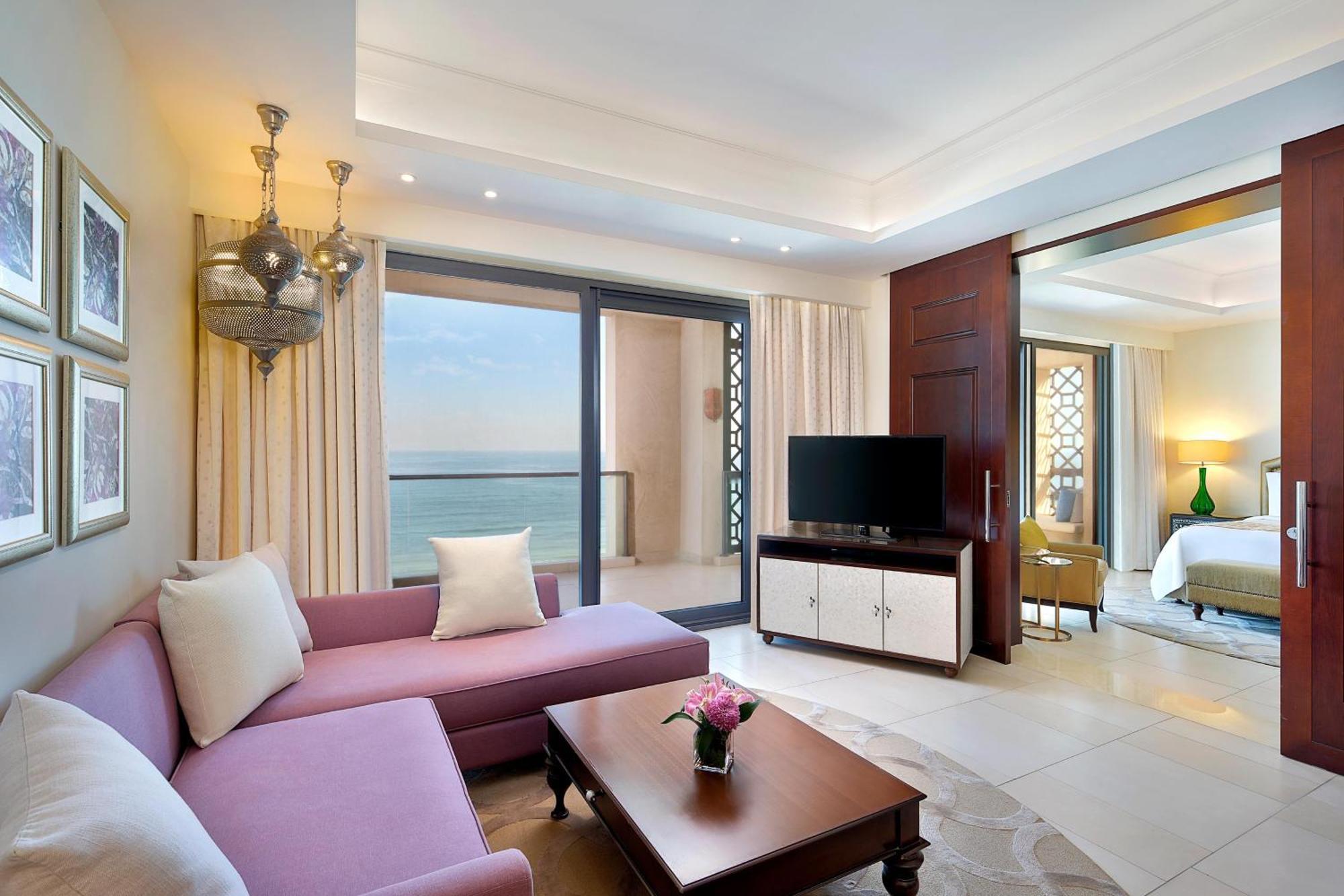 Ajman Saray, A Luxury Collection Resort, Ajman Ngoại thất bức ảnh A suite at the Jumeirah Atlantis