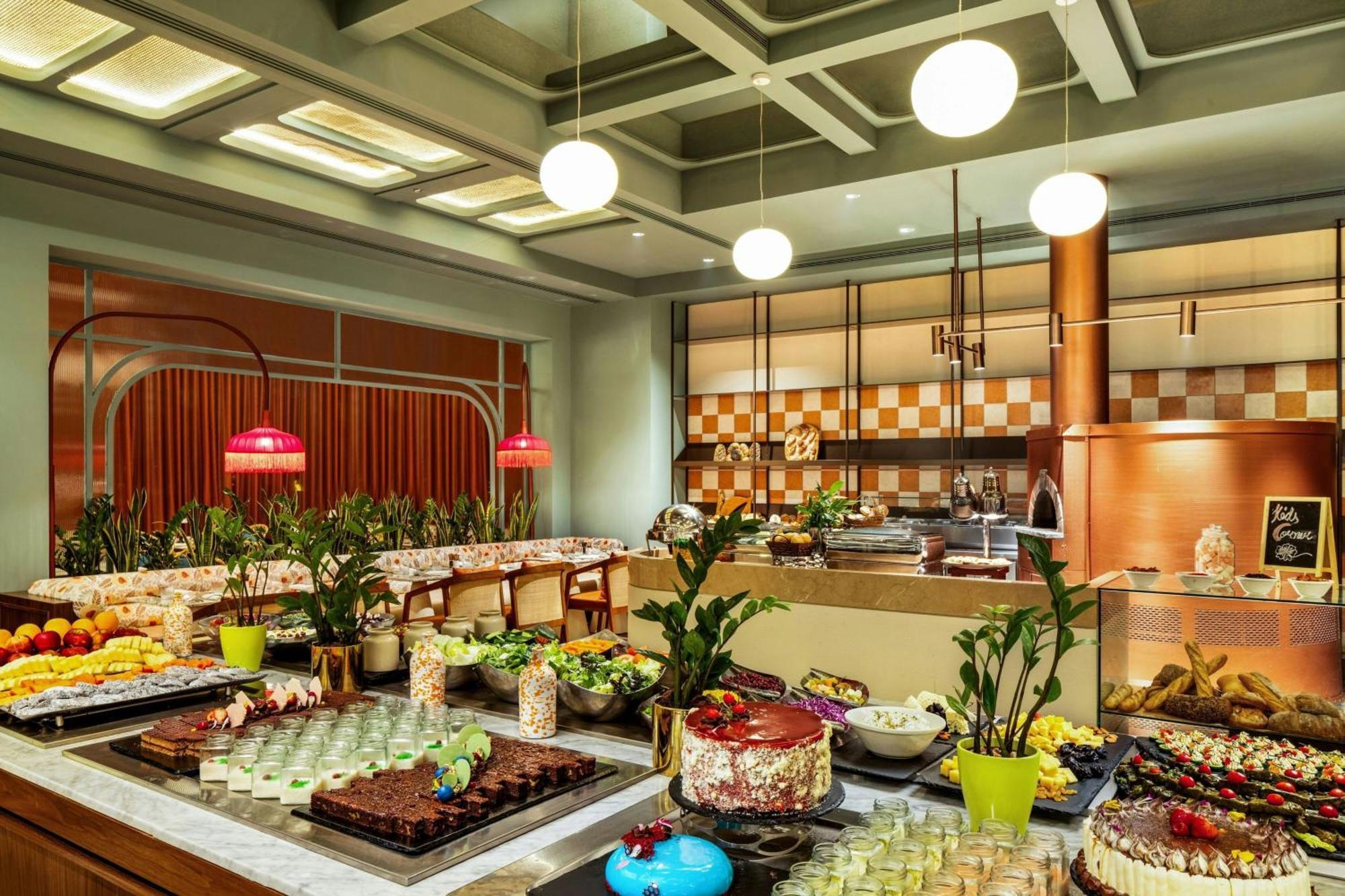 Ajman Saray, A Luxury Collection Resort, Ajman Ngoại thất bức ảnh The buffet at the hotel